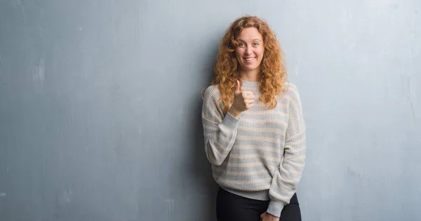 Mujer Pelirroja Joven Sobre Pared Gris Grunge Haciendo Gesto Feliz — Foto de Stock