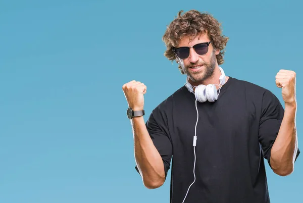 Zenehallgatás Fejhallgató Viselése Alatt Elszigetelt Háttér Ünneplő Jóképű Spanyol Ember — Stock Fotó