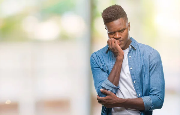 Jovem Afro Americano Sobre Fundo Isolado Olhando Estressado Nervoso Com — Fotografia de Stock