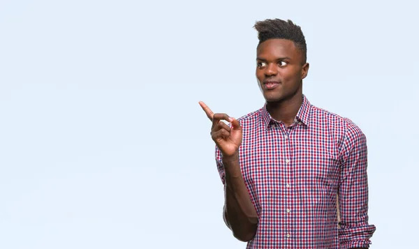 Joven Hombre Afroamericano Sobre Fondo Aislado Con Una Gran Sonrisa — Foto de Stock