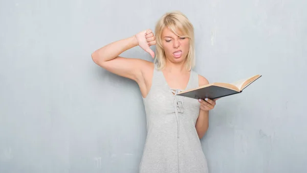 Caucasian Adult Woman Grey Grunge Wall Reading Book Angry Face — Stock Photo, Image