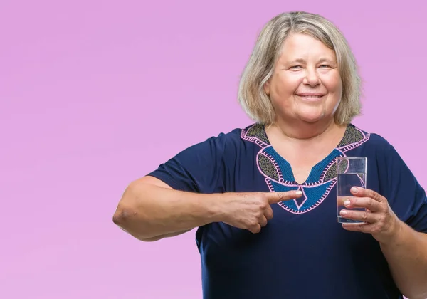 Senior Más Tamaño Mujer Caucásica Beber Vaso Agua Sobre Fondo — Foto de Stock