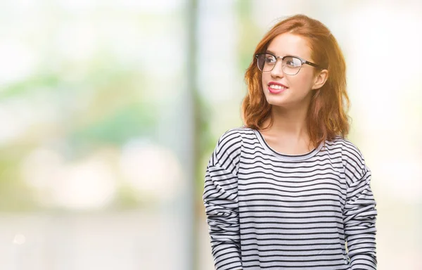 Mujer Hermosa Joven Sobre Fondo Aislado Con Gafas Mirando Hacia —  Fotos de Stock