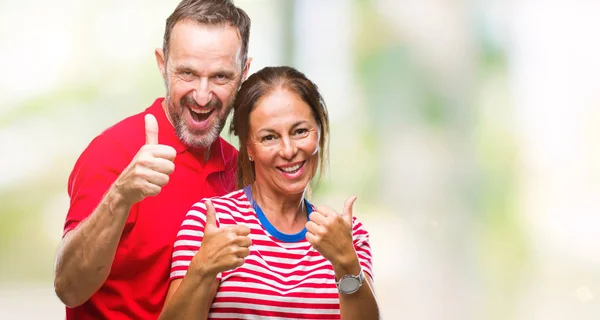 Pareja Hispana Mediana Edad Enamorada Por Aislado Signo Éxito Fondo — Foto de Stock