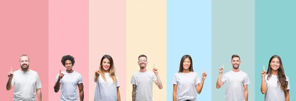 不同民族的拼贴年轻人穿着白色 T恤在五颜六色的孤立背景显示和指向与手指第一 同时微笑着自信和快乐 — 图库照片