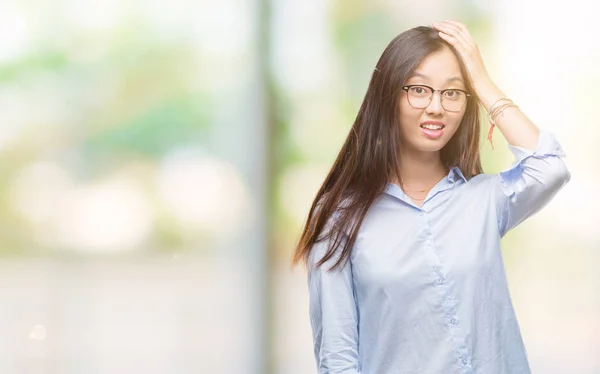 Unga Asiatiska Företag Kvinna Bär Glasögon Över Isolerade Bakgrund Förvånad — Stockfoto