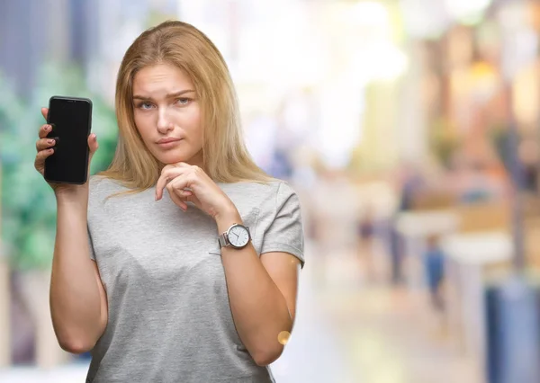 Giovane Donna Caucasica Che Mostra Schermo Dello Smartphone Sfondo Isolato — Foto Stock