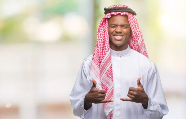 Homem Africano Árabe Jovem Vestindo Keffiyeh Tradicional Sobre Sinal Sucesso — Fotografia de Stock