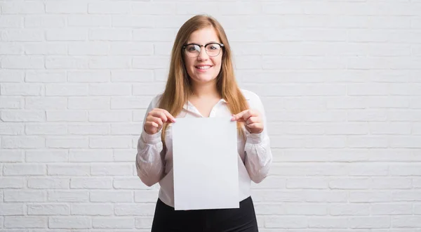 Junge Erwachsene Geschäftsfrau Die Über Einer Weißen Ziegelwand Steht Und — Stockfoto