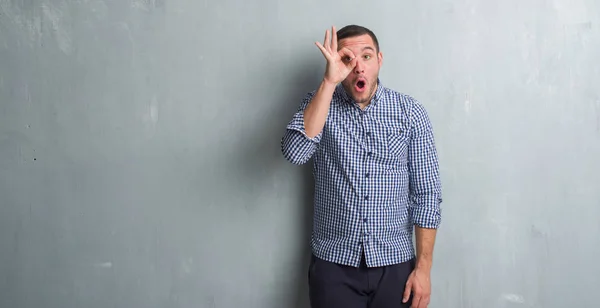 Junger Kaukasischer Mann Über Grauer Grunge Wand Der Mit Überraschtem — Stockfoto