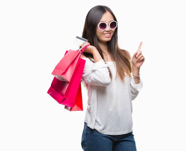 Joven Mujer Asiática Sosteniendo Bolsas Compras Sonriendo — Foto de Stock