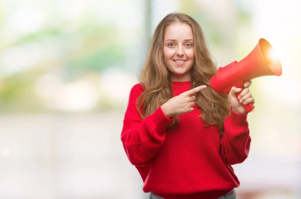 Jonge Blonde Vrouw Met Rode Megafoon Erg Blij Met Hand — Stockfoto