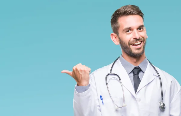 Joven Médico Guapo Sobre Fondo Aislado Sonriendo Con Cara Feliz — Foto de Stock