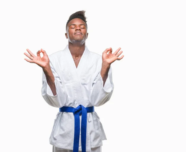 Unga Afroamerikanska Mannen Över Isolerade Bakgrunden Iklädd Kimono Koppla Och — Stockfoto