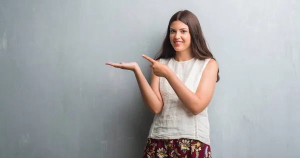 Jeune Femme Brune Sur Mur Gris Grunge Très Heureux Pointant — Photo