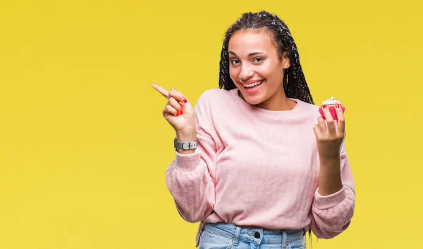 Jovem Afro Americana Comendo Cupcake Sobre Fundo Isolado Muito Feliz — Fotografia de Stock