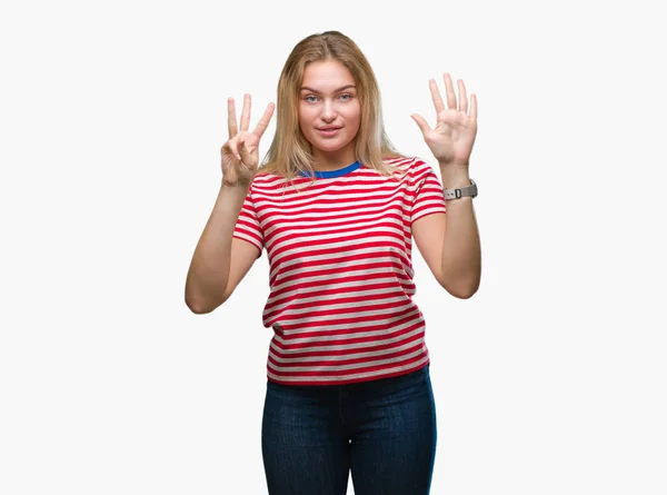 年轻的高加索妇女在孤立的背景显示和指向与手指数字八同时微笑自信和快乐 — 图库照片