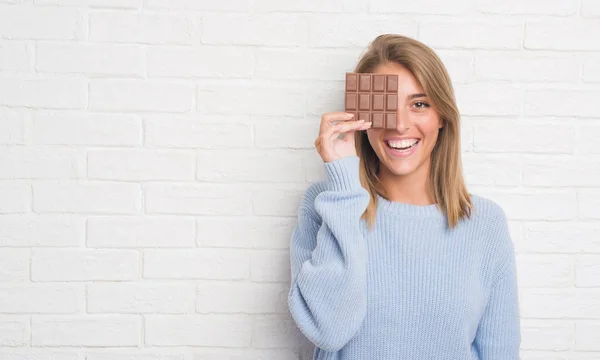 Schöne Junge Frau Über Weiße Backsteinmauer Essen Schokoladentafel Mit Einem — Stockfoto