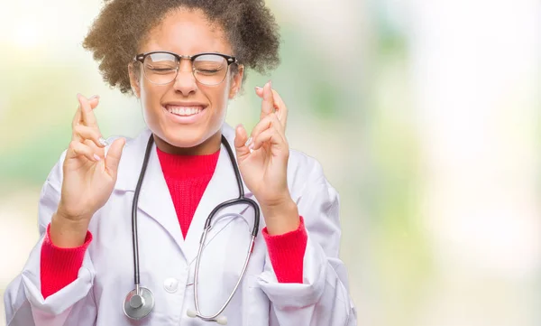 Junge Afroamerikanische Ärztin Mit Isoliertem Hintergrund Lächelnd Die Daumen Drückend — Stockfoto