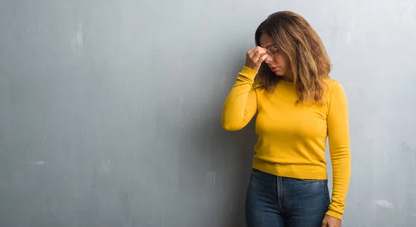 Eine Hispanische Frau Mittleren Alters Über Der Grauen Wand Mit — Stockfoto