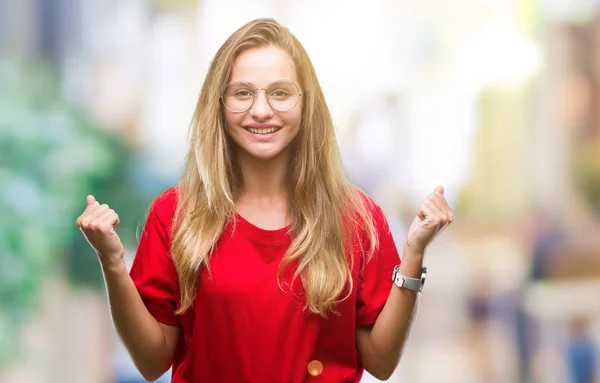 Giovane Bella Donna Bionda Indossa Occhiali Sfondo Isolato Celebrando Sorpreso — Foto Stock