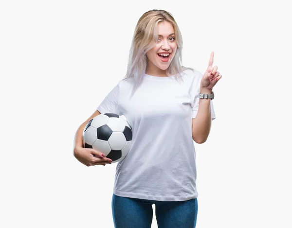 Junge Blonde Frau Hält Fußballball Über Isolierten Hintergrund Überrascht Mit — Stockfoto