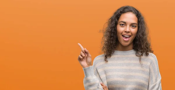Wanita Muda Hispanik Yang Cantik Mengenakan Sweater Garis Garis Dengan — Stok Foto