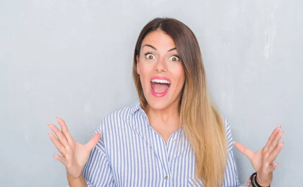 Mujer Adulta Joven Sobre Pared Gris Grunge Vistiendo Camisa Negocios — Foto de Stock