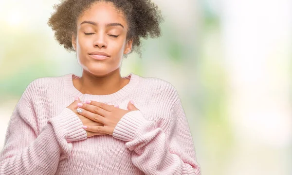 Mujer Afroamericana Joven Con Suéter Invierno Sobre Fondo Aislado Sonriendo — Foto de Stock