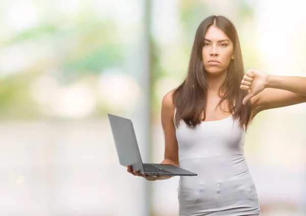 Mujer Hispana Joven Usando Computadora Portátil Con Cara Enojada Signo —  Fotos de Stock