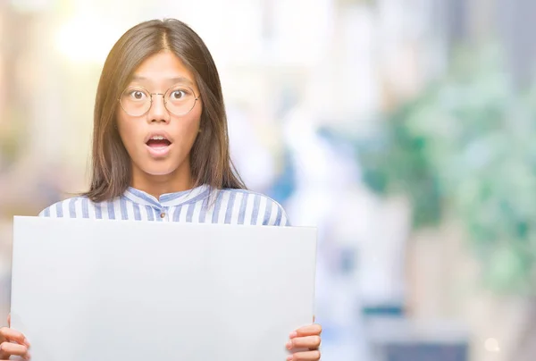 Jonge Aziatische Vrouw Geïsoleerde Achtergrond Leeg Banner Bang Schok Met — Stockfoto