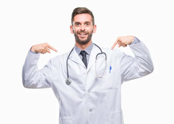 Jovem Bonito Médico Homem Sobre Fundo Isolado Olhando Confiante Com — Fotografia de Stock