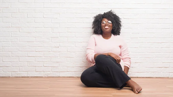 Mujer Afroamericana Joven Sentada Suelo Casa Sacando Lengua Feliz Con — Foto de Stock