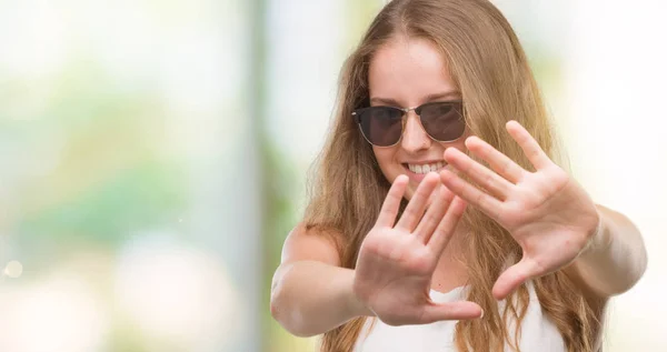 Junge Blonde Frau Mit Sonnenbrille Ängstlich Und Verängstigt Mit Angst — Stockfoto