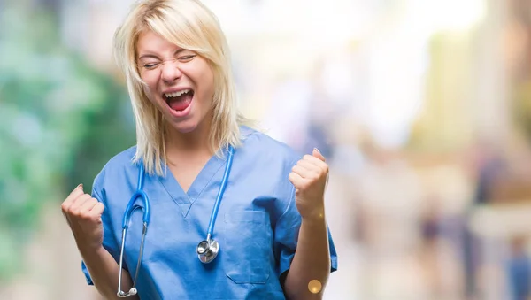 Jovem Bela Mulher Médica Loira Vestindo Uniforme Médico Sobre Fundo — Fotografia de Stock