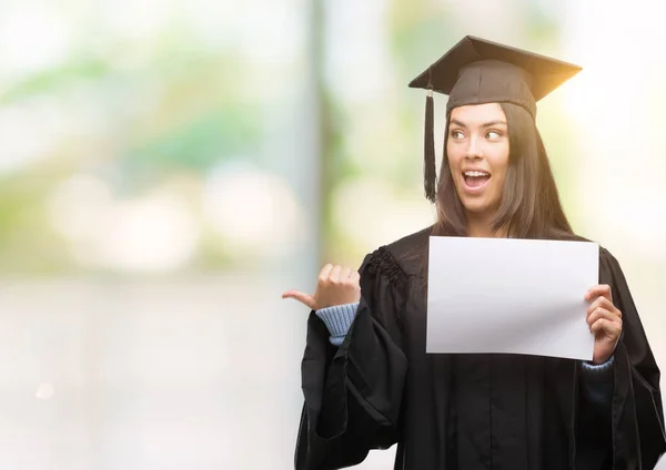 Jonge Spaanse Vrouw Dragen Afgestudeerd Uniform Holding Diploma Papier Aan — Stockfoto