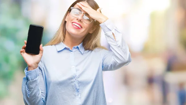 Junge Schöne Geschäftsfrau Zeigt Leeren Bildschirm Des Smartphones Vor Isoliertem — Stockfoto