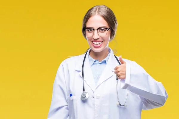 Linda Jovem Mulher Médica Loira Vestindo Uniforme Médico Sobre Fundo — Fotografia de Stock