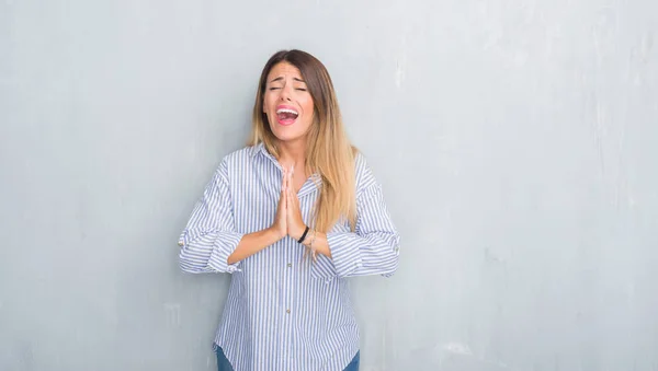 Jovem Mulher Adulta Sobre Parede Grunge Cinza Vestindo Roupas Negócios — Fotografia de Stock