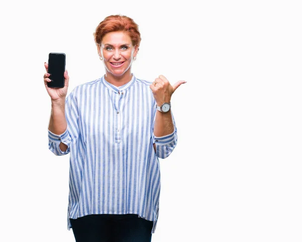 Attraktive Ältere Kaukasische Rothaarige Zeigt Smartphone Bildschirm Über Isoliertem Hintergrund — Stockfoto