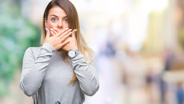 Junge Schöne Arbeiterin Geschäftsfrau Über Isolierten Hintergrund Schockiert Bedeckt Mund — Stockfoto