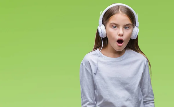 Giovane Bella Ragazza Indossando Cuffie Ascoltare Musica Sfondo Isolato Spaventato — Foto Stock
