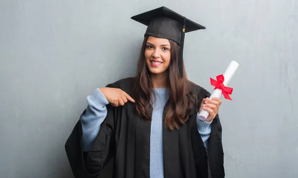 Jonge Brunette Vrouw Grunge Grijs Muur Dragen Afgestudeerde Uniform Graad — Stockfoto