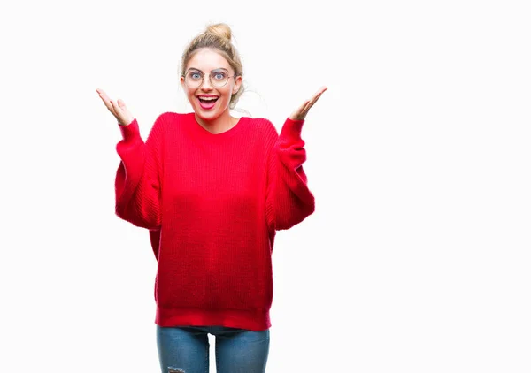 Joven Mujer Rubia Hermosa Con Suéter Rojo Gafas Sobre Fondo — Foto de Stock