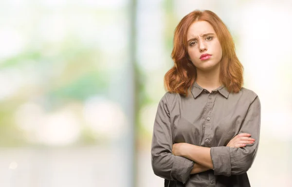 孤立した背景の懐疑論者と組んだ腕で顔の神経 不賛成の式に若くてきれいな女性 否定的な人 — ストック写真