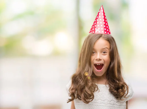 Brunette Spaanse Meisje Verjaardag Hoed Dragen Bang Schok Met Een — Stockfoto