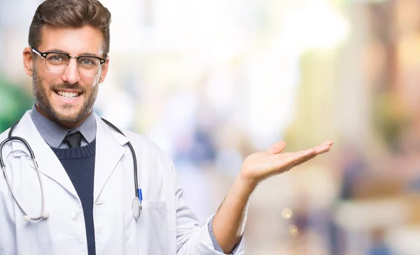 Jovem Bonito Médico Homem Sobre Fundo Isolado Sorrindo Alegre Apresentando — Fotografia de Stock