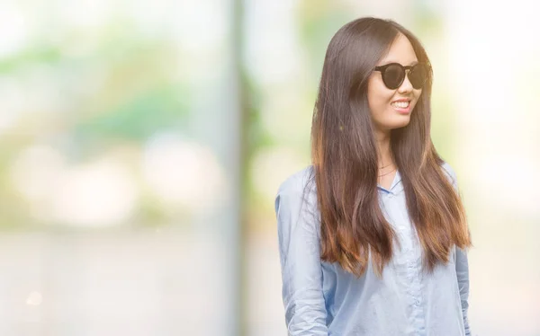 Mladá Asijská Žena Nosí Sluneční Brýle Izolované Pozadí Koukal — Stock fotografie