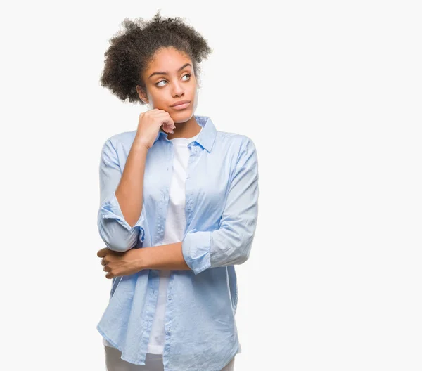 Молодая Афро Американка Изолированном Фоне Рукой Подбородке Думает Вопросе Задумчивом — стоковое фото