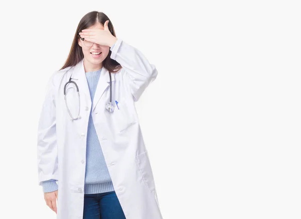 Joven Doctora China Sobre Fondo Aislado Sonriendo Riendo Con Mano — Foto de Stock